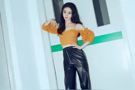 赵丽颖越来越“女团风”！小短上衣搭阔腿裤，又甜又飒哪像孩子妈图片