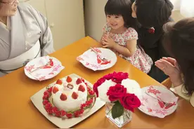女儿过生日，幼儿园老师提醒要买双层大蛋糕，宝妈：明天就转园。图片