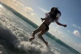 冉莹颖穿性感长裙，展现完美身材，比基尼更是凸显她迷人的柯基臀图片