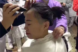 还记得那个出征时剪发的护士吗？如今她的头发长出来了图片