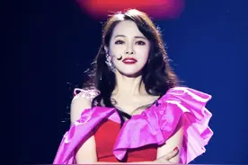 张雨绮伊能静黄圣依等穿露脐装热舞 30+姐姐秀蛮腰曲线超绝图片