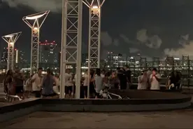东京奥运村“无法无天”，男男女女混作一团，喝酒蹦迪放肆狂欢图片
