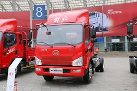 轻卡卧铺宽度堪比重卡，卡嫂卡友可同时睡下，这2台车你喜欢谁？图片