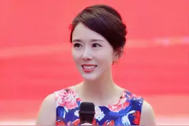 又被颜丹晨的优雅气质迷倒，穿印花裙配淡雅妆容，美得很高级图片