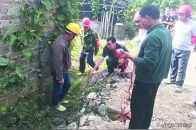 广西北流：轻信迷信在房后挖水渠保家族昌盛，占用邻居唯一通行路引发邻里矛盾，法院执行保道路通畅图片