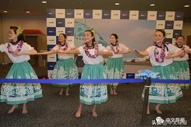 疫情下的日本：空姐在成田机场跳起了草裙舞图片