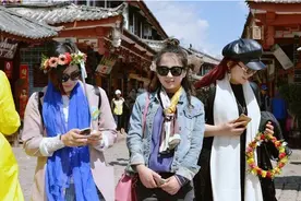 去丽江旅游，女驴友在酒吧“被艳遇”，一切都是安排好的“骗局”图片