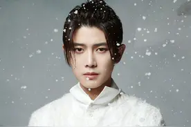 任嘉伦江湖招式大片，高马尾飘雪装融合中国风书法元素，诗意江湖图片