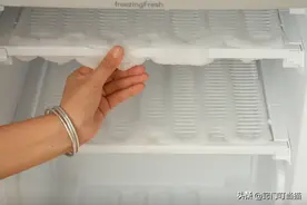 冰箱结冰太厚不要铲，教你一招，5分钟冰霜自动融化，太实用了图片