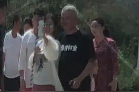 赵本山疑现身谢永强婚礼，与女粉亲密合影，拍完女方反遭助理阻拦图片