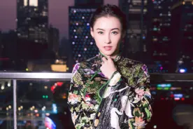 辣妈张柏芝穿旗袍，大秀美腿，性感娇俏，39岁了少女感不减图片