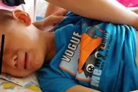 5岁男孩哭闹说“屁屁痒”，宝妈脱下裤子后吓晕，发现有什么在动图片