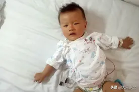 一岁男孩鬼门关外徘徊，父母打算放弃，他竟伸出小手拉着爸爸不放图片