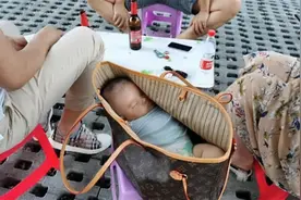 “最可怜宝宝”走红，街边吃烧烤时，宝妈把熟睡的娃装进包放凳上图片