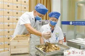 莆田学院附属医院临床药师： 为战“疫”贡献药学力量图片