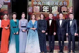 央视新闻主播邹韵尝试转型，主持跨年晚会直播节目，担任海报C位图片