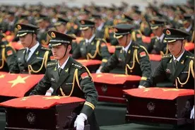 失明战士背起断腿战友打反击，这俩四川兵打出了中国军人的血性图片
