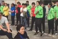 哈哈哈~女子参加拔河比赛因夸张表情蹿红，表情魔性喜感图片