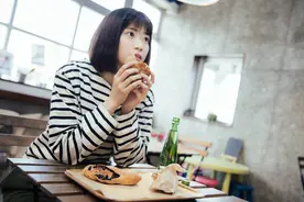 嫁给矮个子的男人，是一种什么体验？三个女人有感而发图片