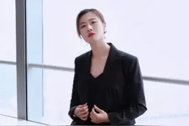 国乓丁宁秀模特身材，外套敞开露一字锁骨，将入学北大事业成谜图片