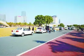 彩虹跑道上怎么停了车？管理方回应：是剧组拍戏所需图片