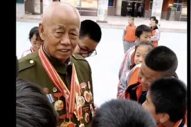 ​追最亮的“星”！老军人满身戴勋章震惊中学生图片