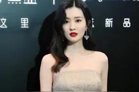 乔欣辟谣恋情后首现身，心情好不受影响，高贵礼服凸显白富美气质图片