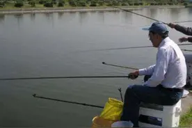 钓鱼大爷不一样的退休生活，看完为他点个赞。图片