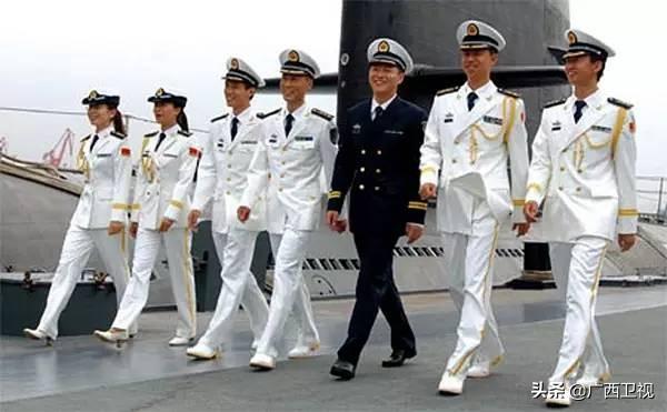 70年来中国海军的服装也经过多次改革调整,品种系列逐步丰富完善,服装
