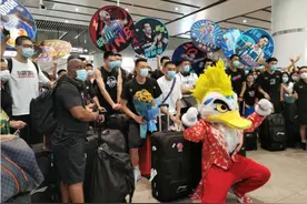 林书豪暂留青岛，首钢队乘高铁返京，北京球迷热情接站图片