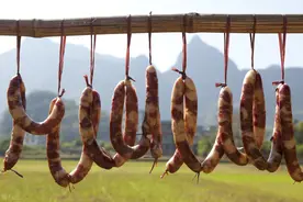 灌香肠时，记住“14”加盐比例，灌出来的香肠，鲜香还不发霉图片