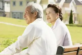 老人搭伙40天就散伙了，52岁阿姨：他满足不了我，大爷：你不行图片