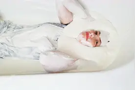 小姐姐这是用奶油泡澡吗？真的是好奢侈呀视频封面