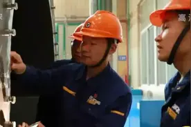 在钢板上“绣花”！经他手的焊道长度，堪比45座珠穆朗玛峰图片