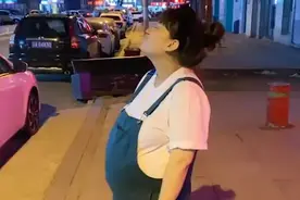 哭笑不得！辽宁一孕妇"喘不过气"下楼换气，丈夫一瞧对面：烤肉店图片