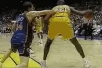 历史上有谁能够真正对抗巅峰鲨鱼奥尼尔？又有谁能单防他？图片