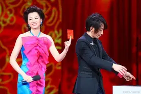 12年了，董卿的“托王”位置终于后继有人了，她托得真好图片