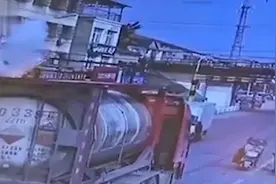 宜城一危化品罐车泄露起火 火花迎面扑向路人将其烧伤视频封面