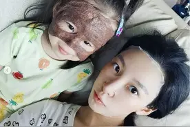 赌王3房儿媳高调晒娃敷面膜，葬礼西服像睡衣，和丈夫不断惹争议图片