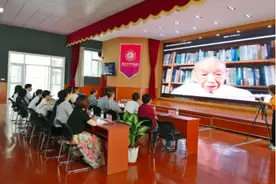 硬核教学！100岁教授要站着授课，感动图片