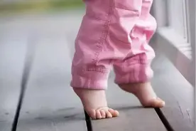 宝宝到底能不能光脚？儿科医生发话了图片