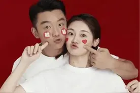 领结婚证穿什么样的衣服？需不需要化妆图片