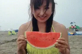 搞笑GIF：打不过你，我也得扬你一身沙子。图片
