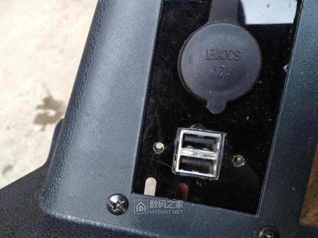 福特嘉年华给后座DIY加装点烟器及USB QC3.0充电接口