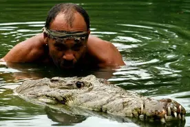 哥斯达黎加男人驯服鳄鱼，成为彼此最好的朋友，相亲相爱23载图片