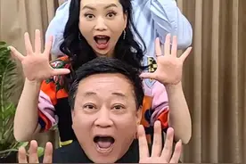 朱军罕见与妻子同框秀恩爱！56岁发福难掩老态，娇妻优雅似贵妇图片