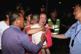 宝妈带孩子买菜，遇上人贩子新招，好在她反应快机智化解图片
