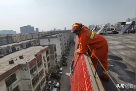 榆次一居民楼墙皮松动恐坠落伤人，消防员及时清理图片