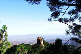 山西一处“女娲补天剩下的五彩石”，内有一石盆，盆内水千年不涸图片