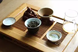 别人倒茶时，对方用食指敲三下桌子是什么意思？图片